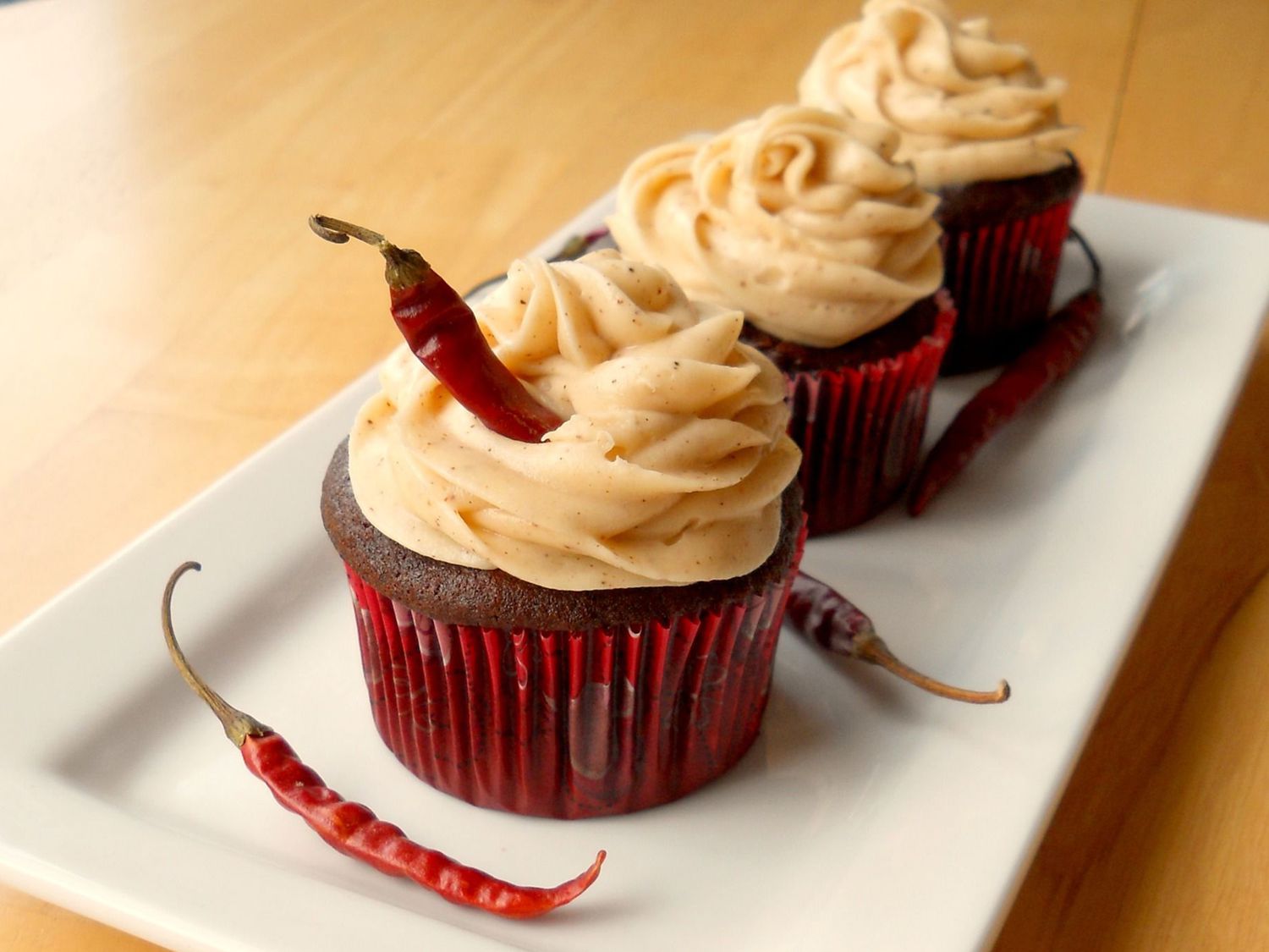 Cinco de Chili Chocolate Cupcakes với Chili Cream Cheese Frosting