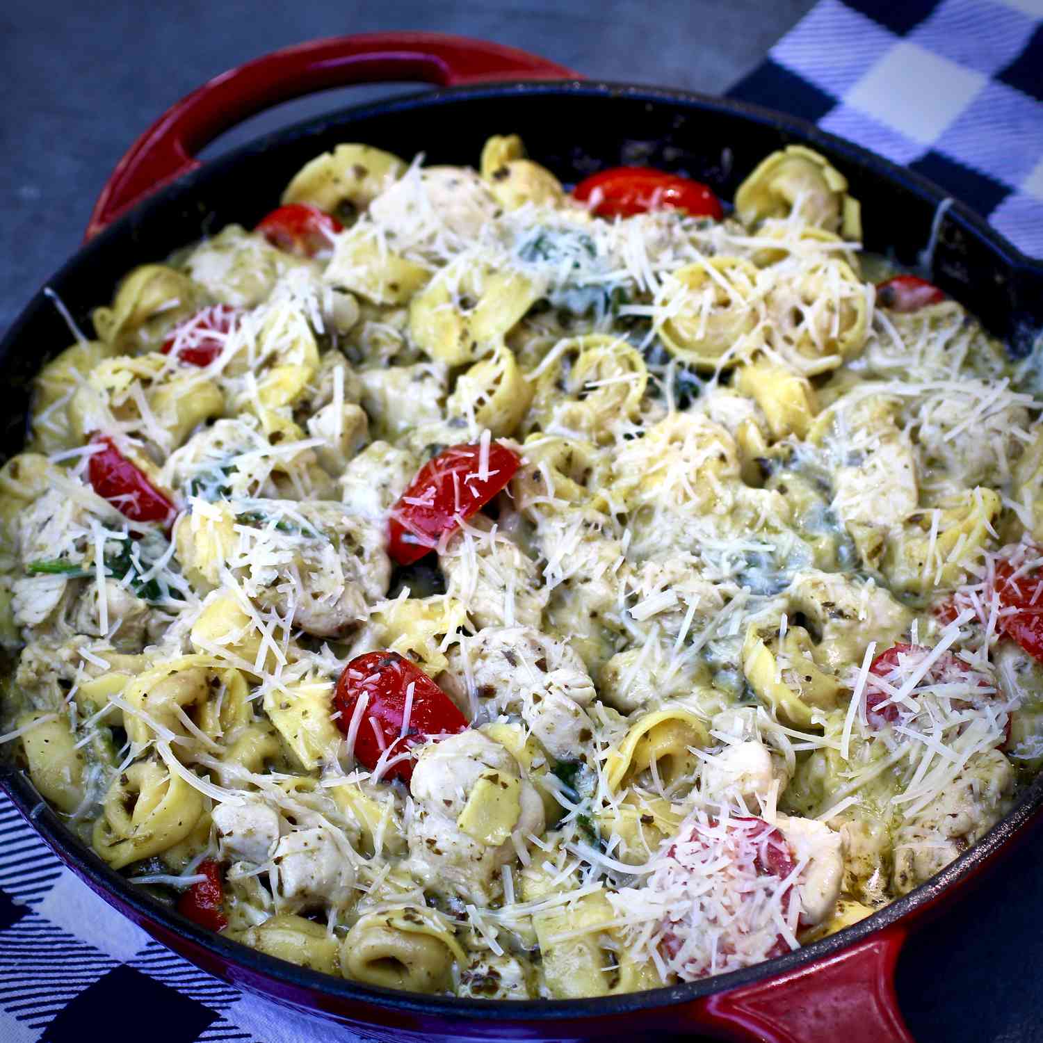 Chảo gà và tortellini pesto