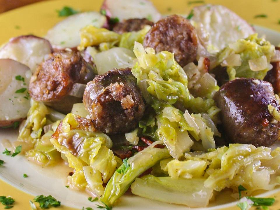 Bắp cải chiên và Kielbasa