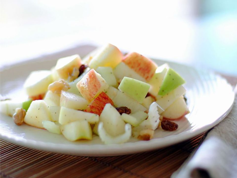 Salad Waldorf với dầu Walnut Vinaigrette