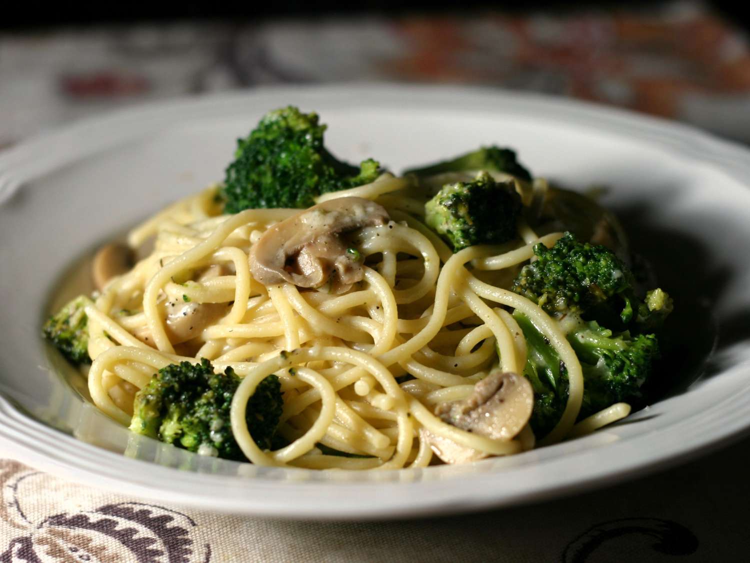 Spaghetti với bông cải xanh và nấm