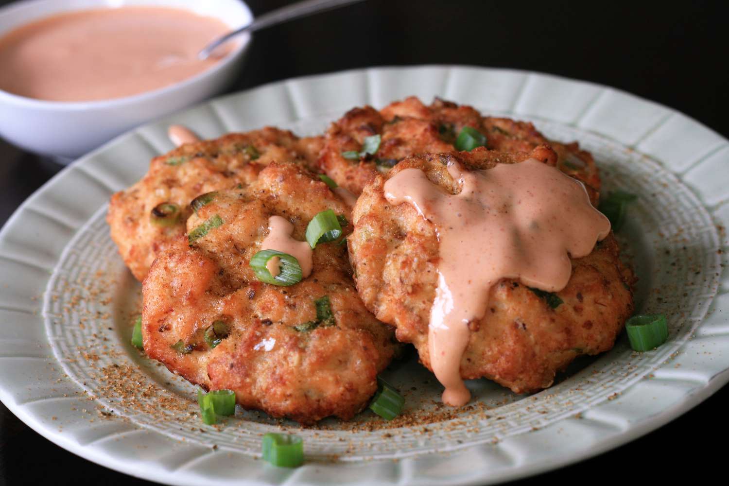 Keto Air Fryer Salmon Cakes với Sriracha Mayo