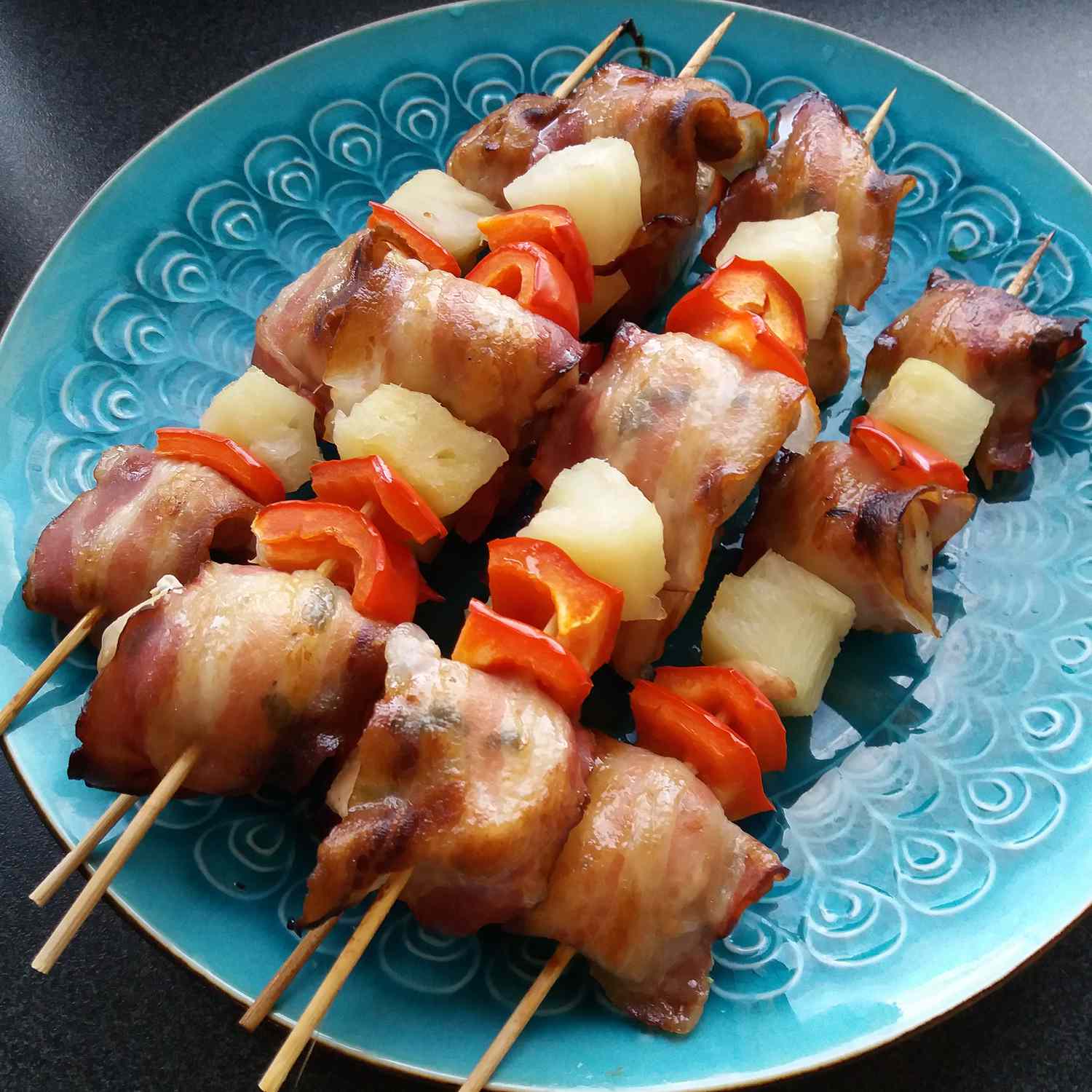 Gà và thịt xông khói kabobs