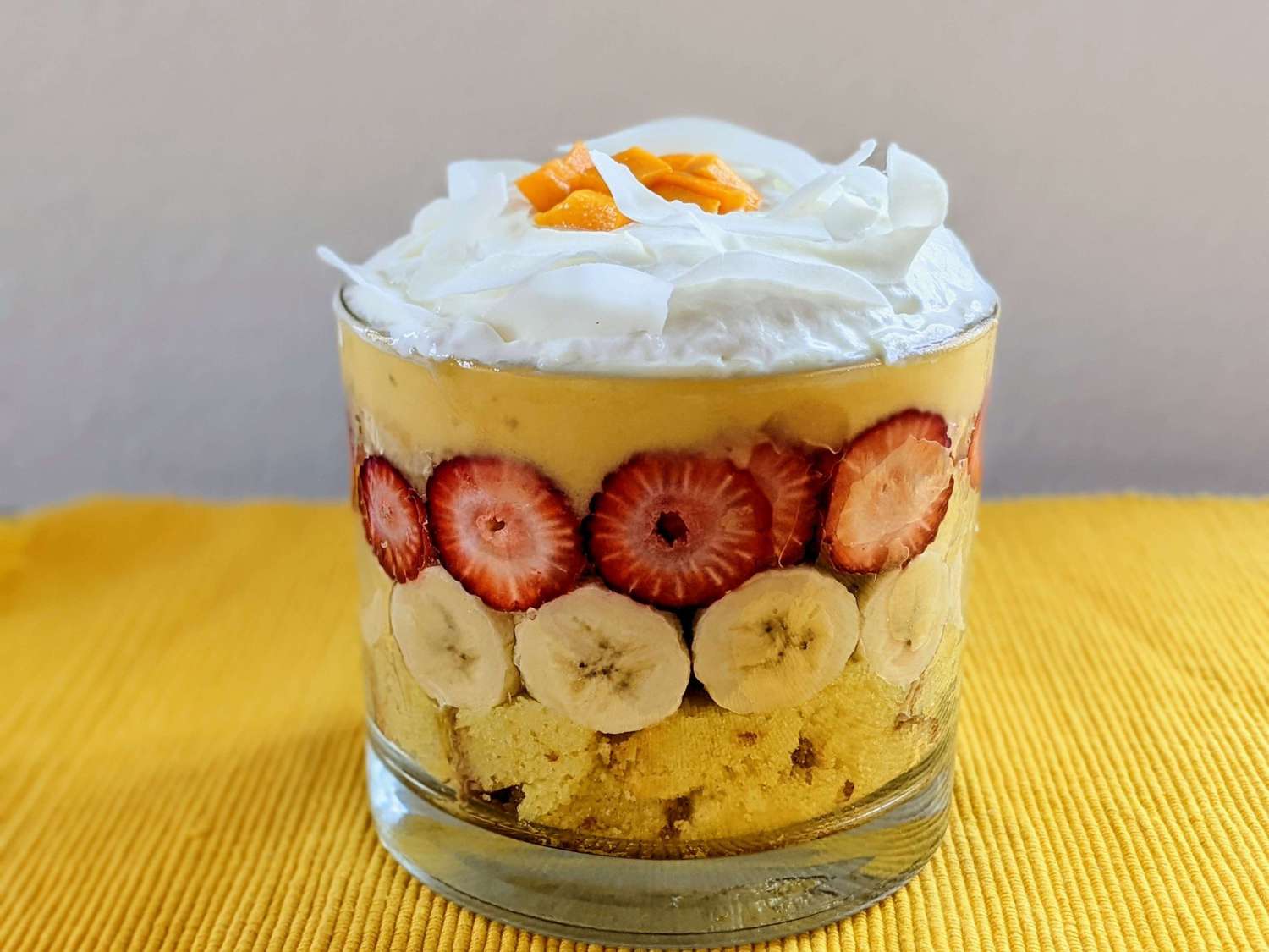 Tripical xoài trifle