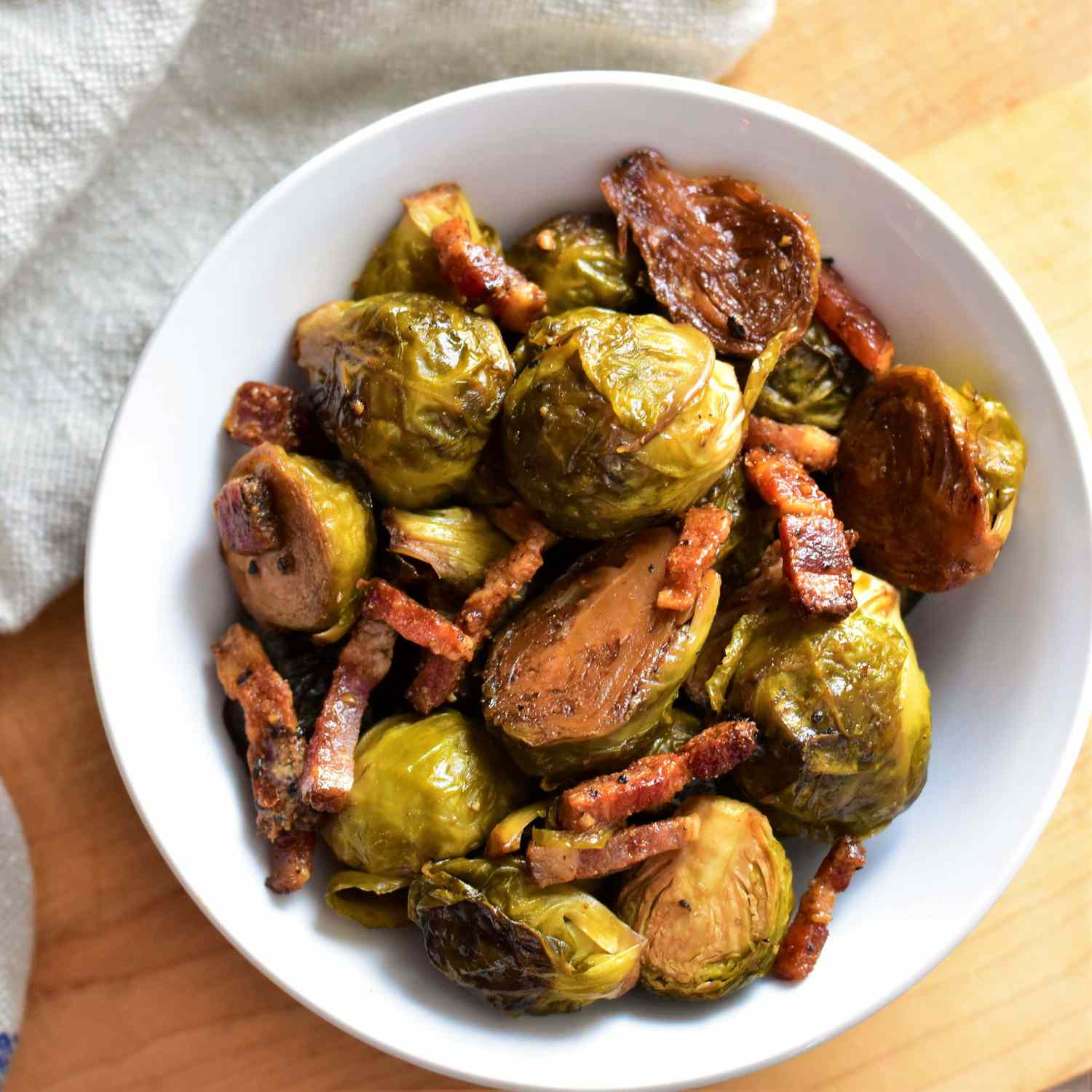 Balsamic rang Brussels mầm với thịt xông khói