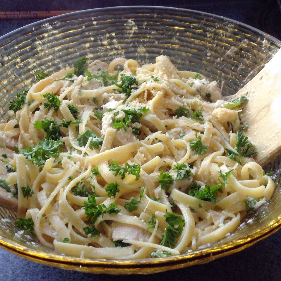 Gà nhẹ fettuccine alfredo