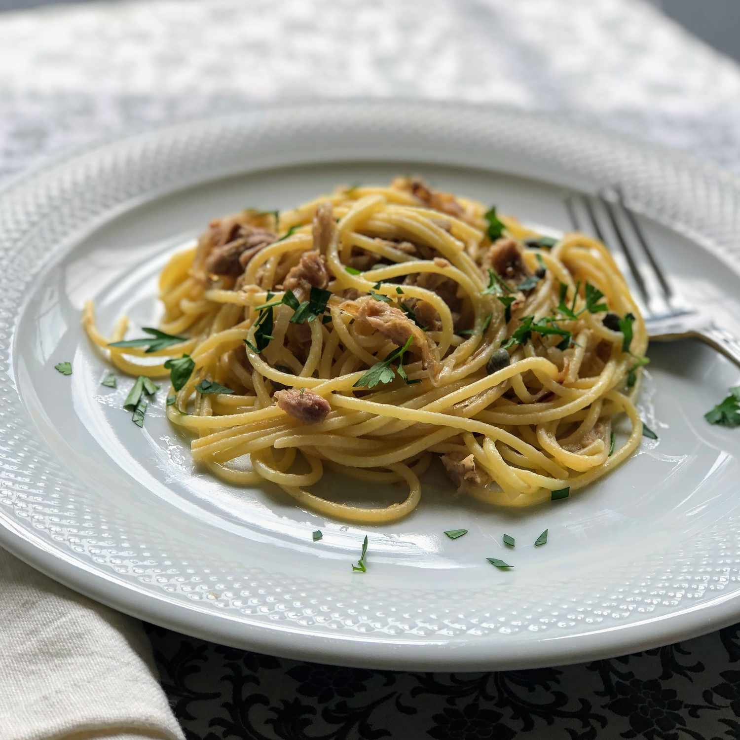 Spaghetti với cá ngừ và capers