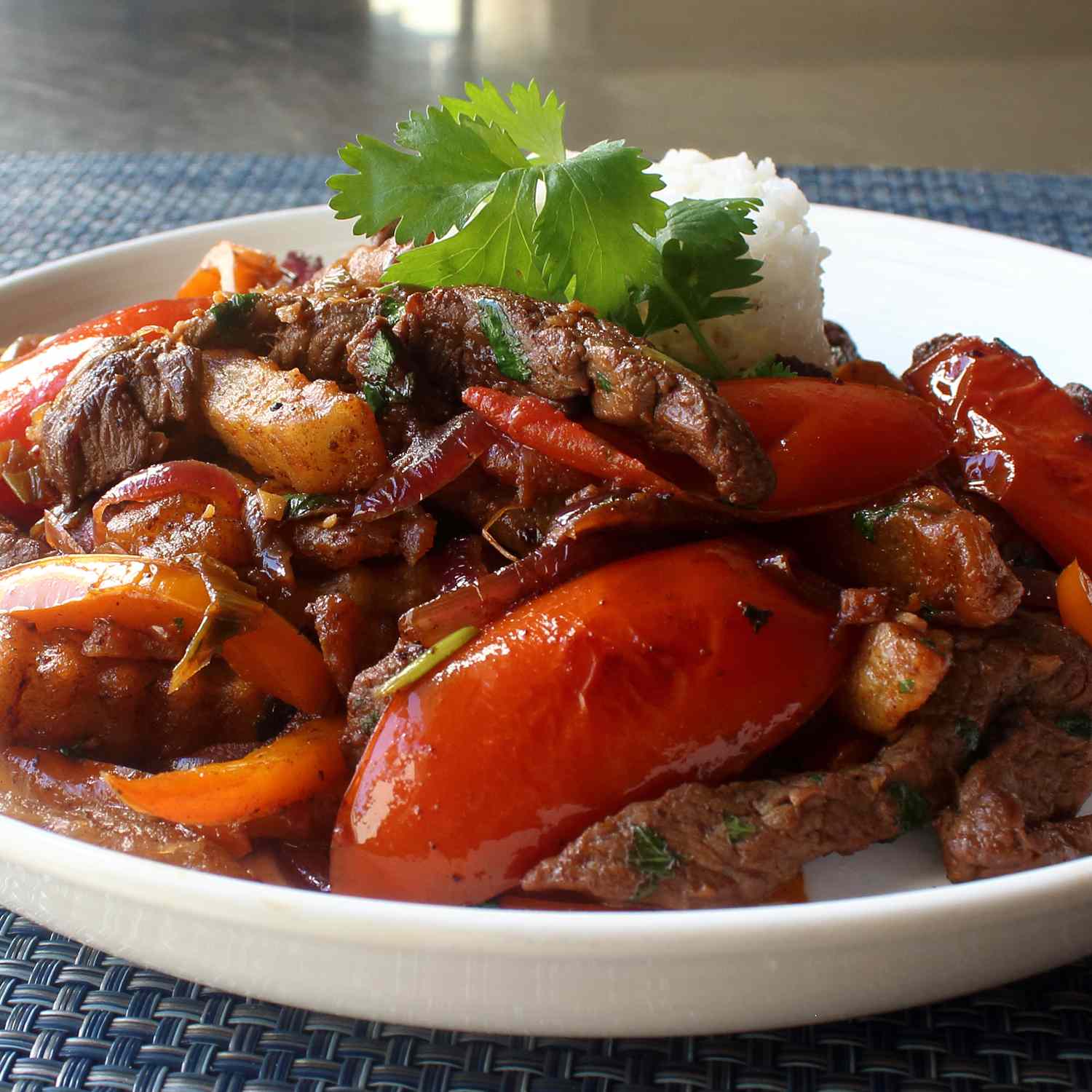 Lomo Saltado (bít tết Peru xào)