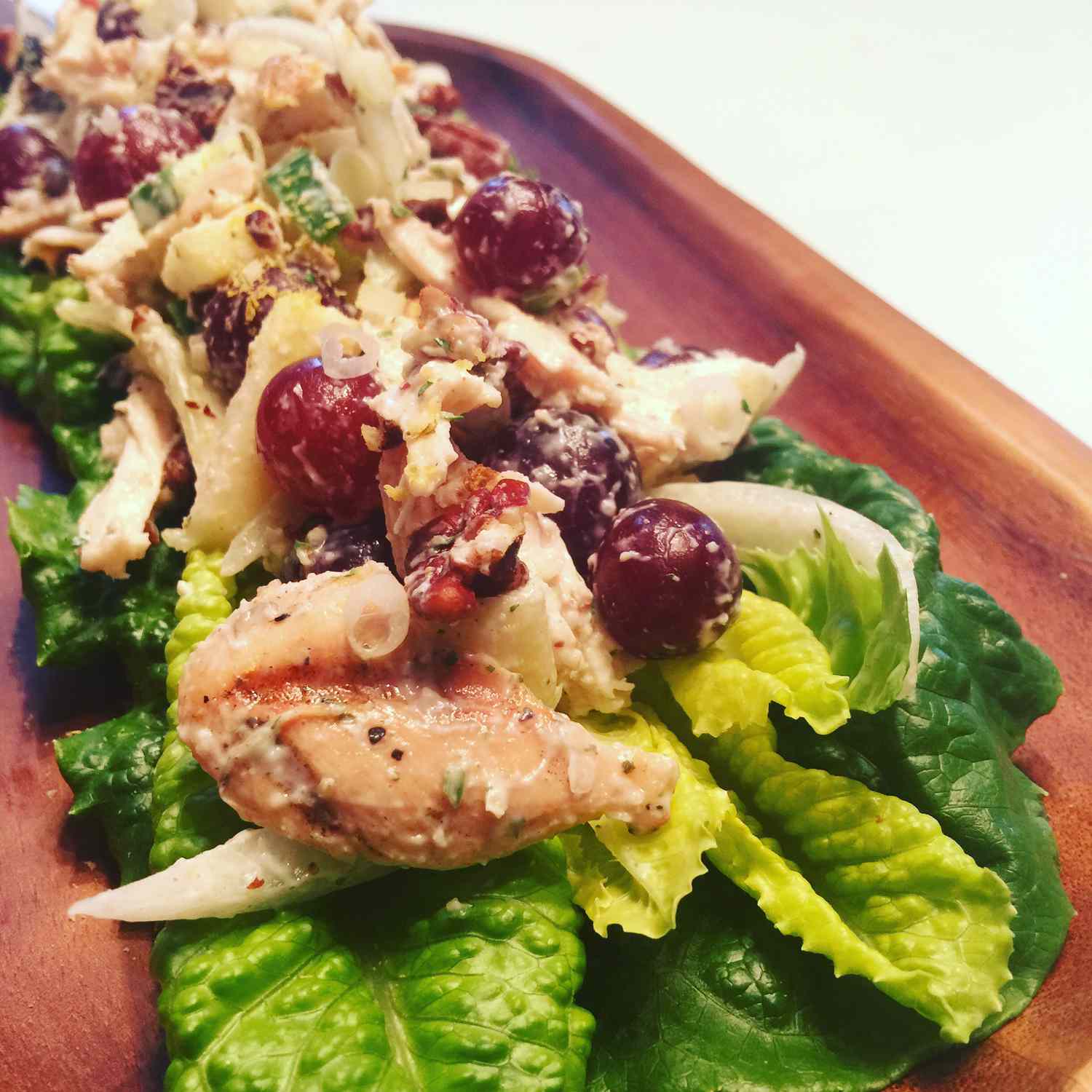 Salad gà với táo, nho và quả óc chó