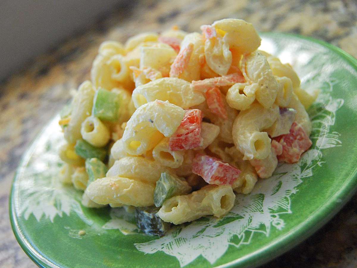 Salad macaroni với dưa chua