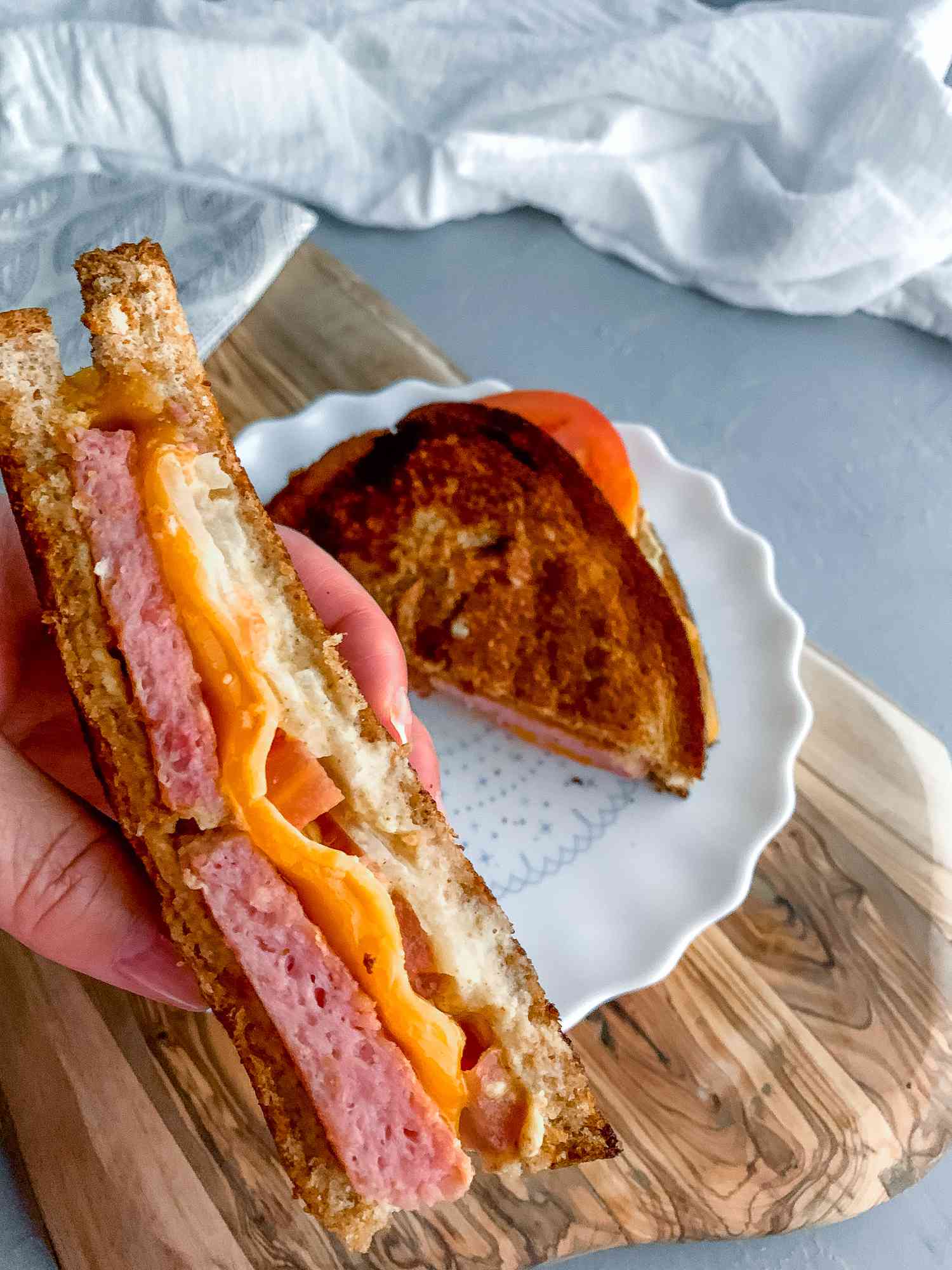 SPAM nướng, cà chua, phô mai cheddar và bánh sandwich hành tây ngọt