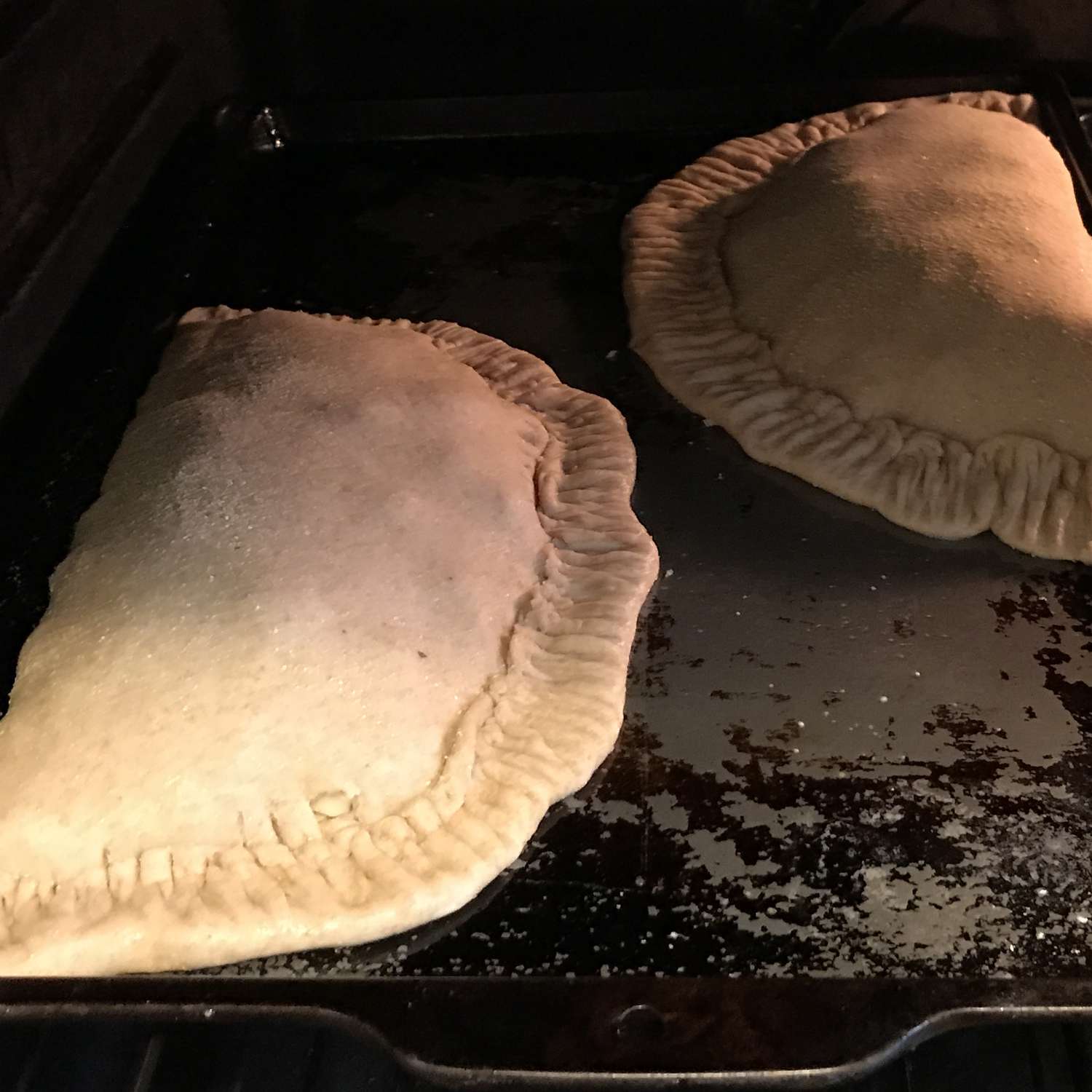 Xúc xích, rau bina và ricotta calzone