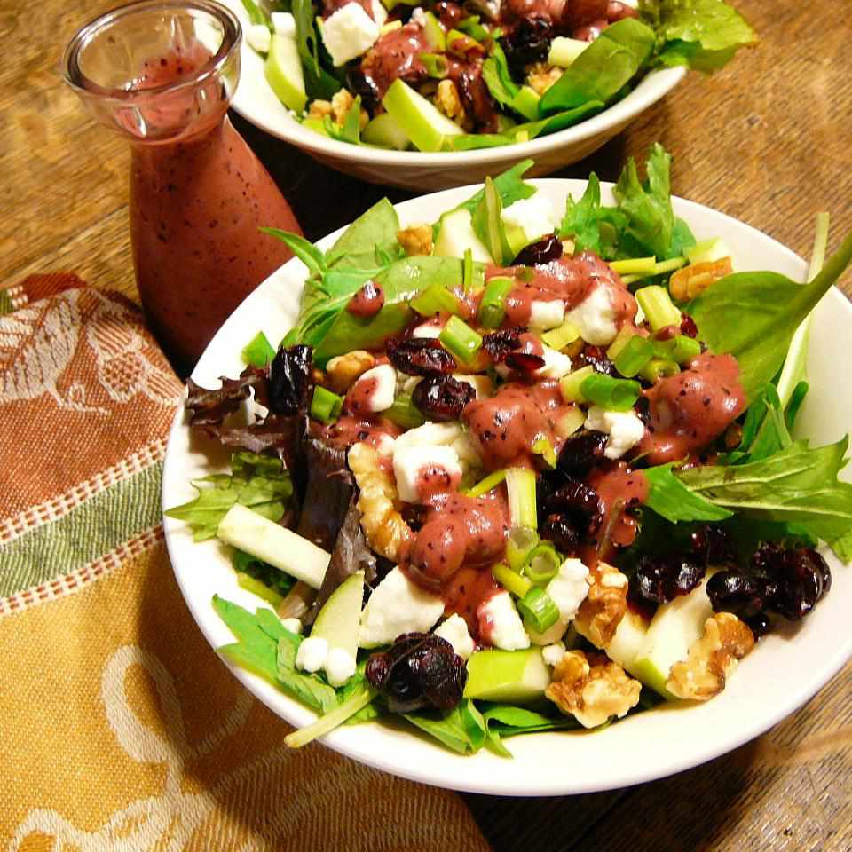 Salad táo xanh với quả việt quất, feta và quả óc chó