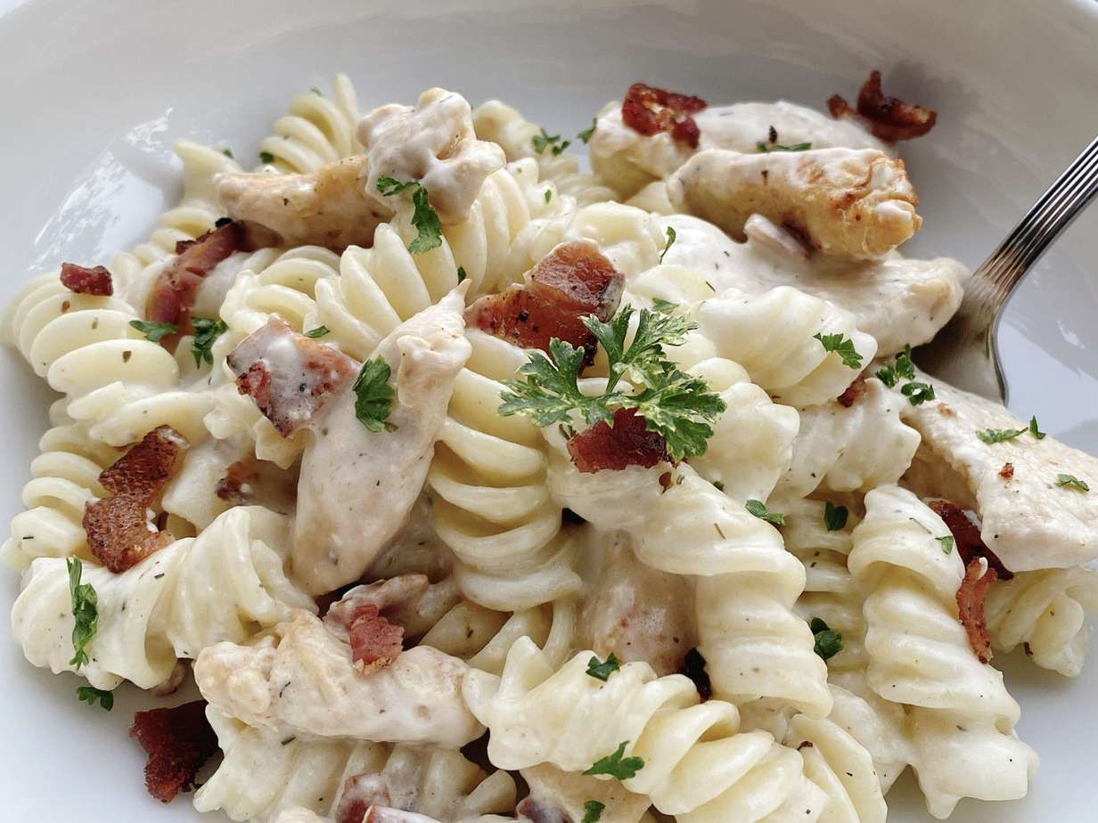 Gà Bacon Ranch Pasta