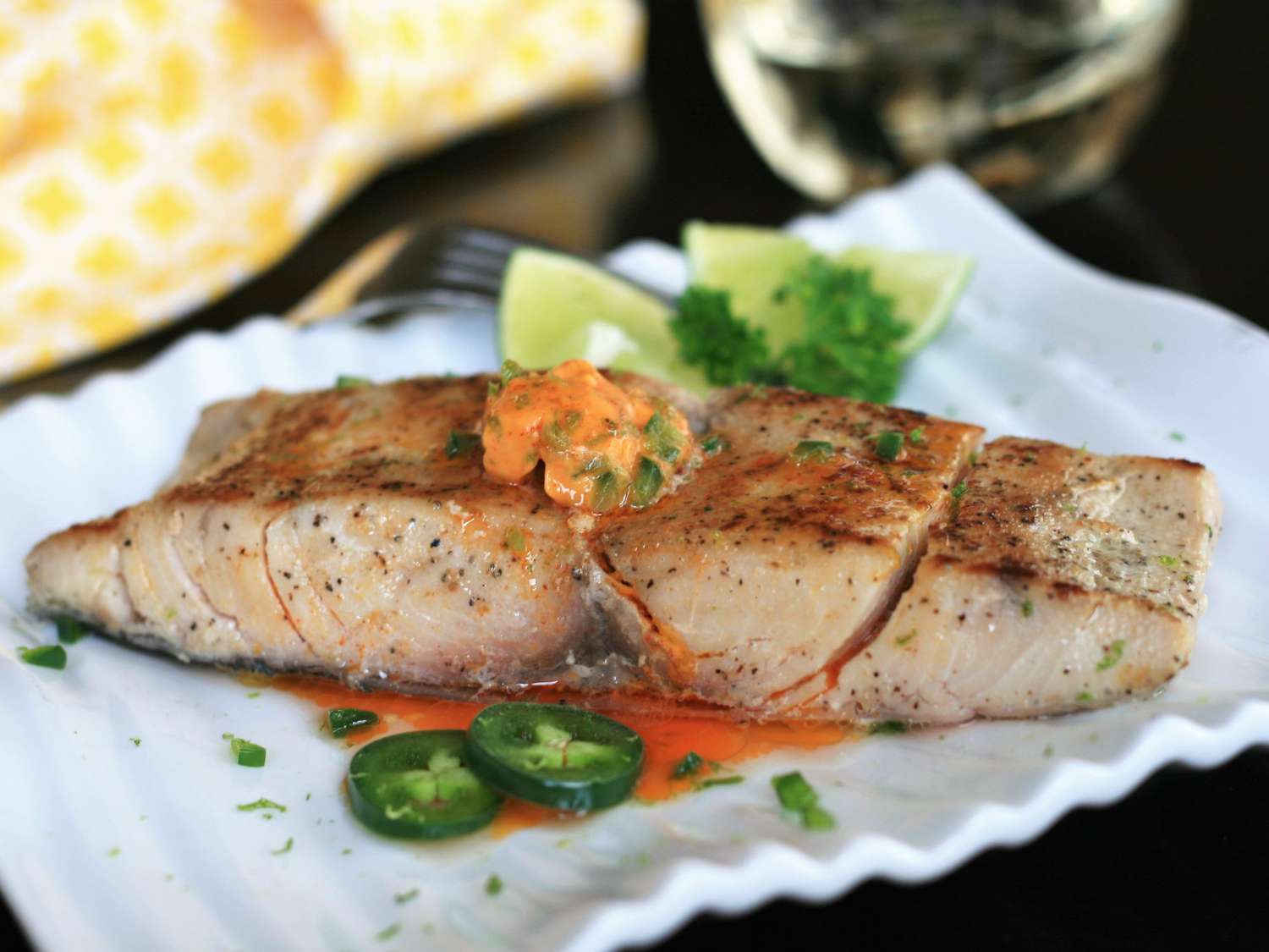 Sous vide mahi mahi với bơ jalapeno