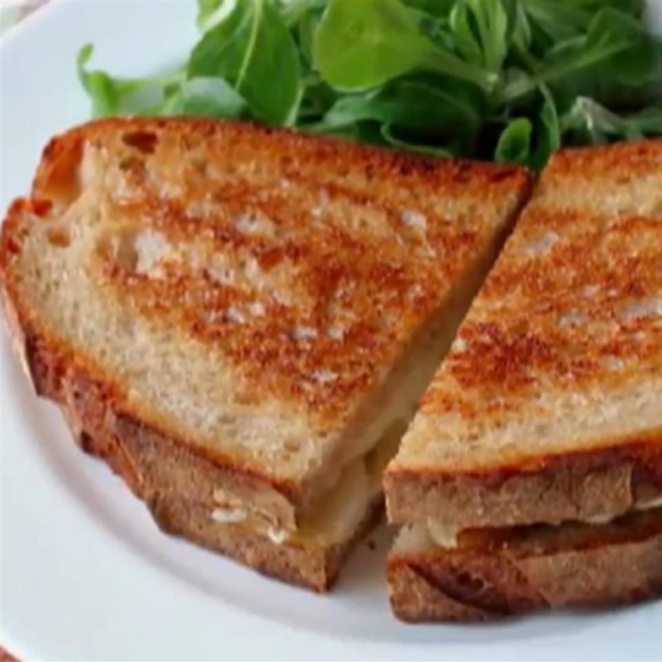 Bánh sandwich brie và lê nướng