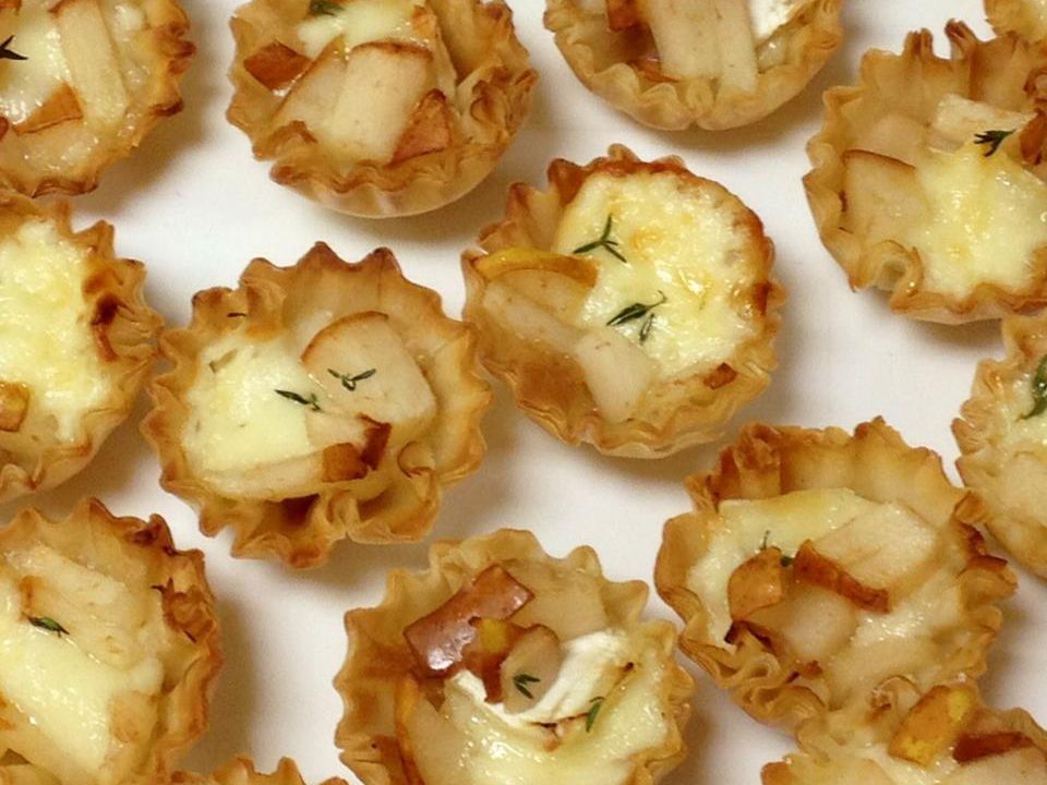 Brie và Pear Tartlets ấm áp