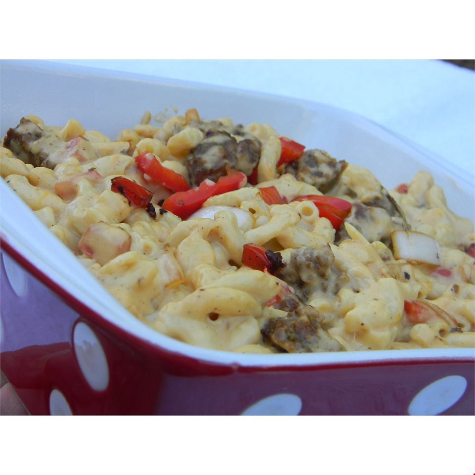 Macaroni và phô mai với xúc xích, ớt và hành tây