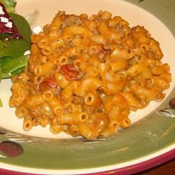 Macaroni và pho mát với thịt bò xay, salsa và ớt xanh