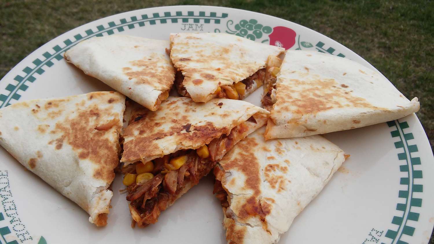 Jalapeno kem và thịt lợn kéo quesadilla