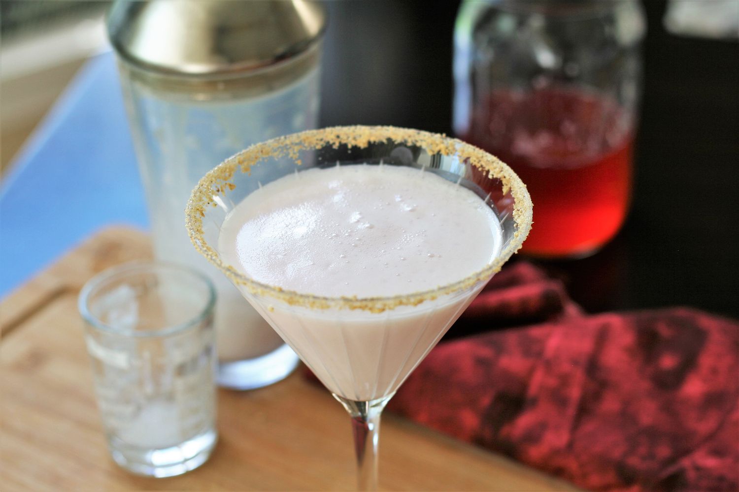 Kem rhubarb pie martini