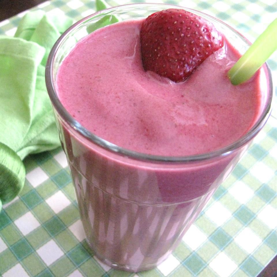 Smoothie berry và rau bina khỏe mạnh