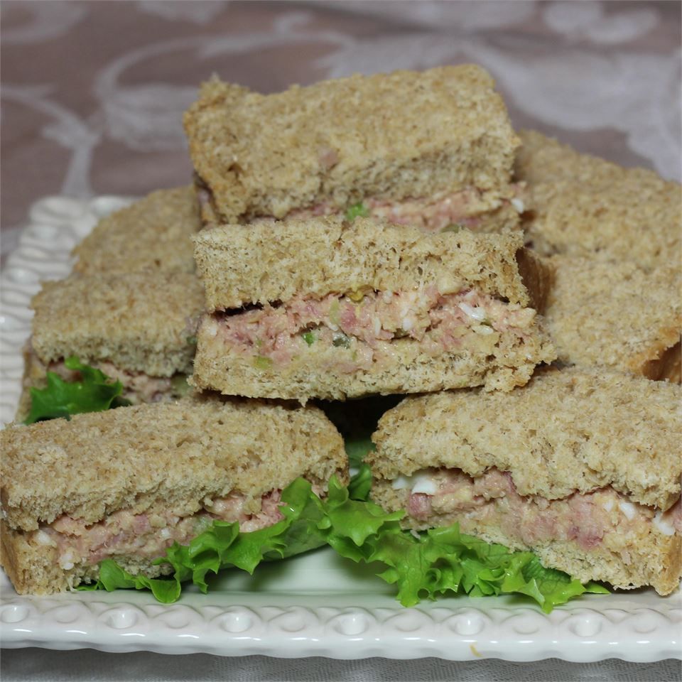 Sandwich salad giăm bông và trứng