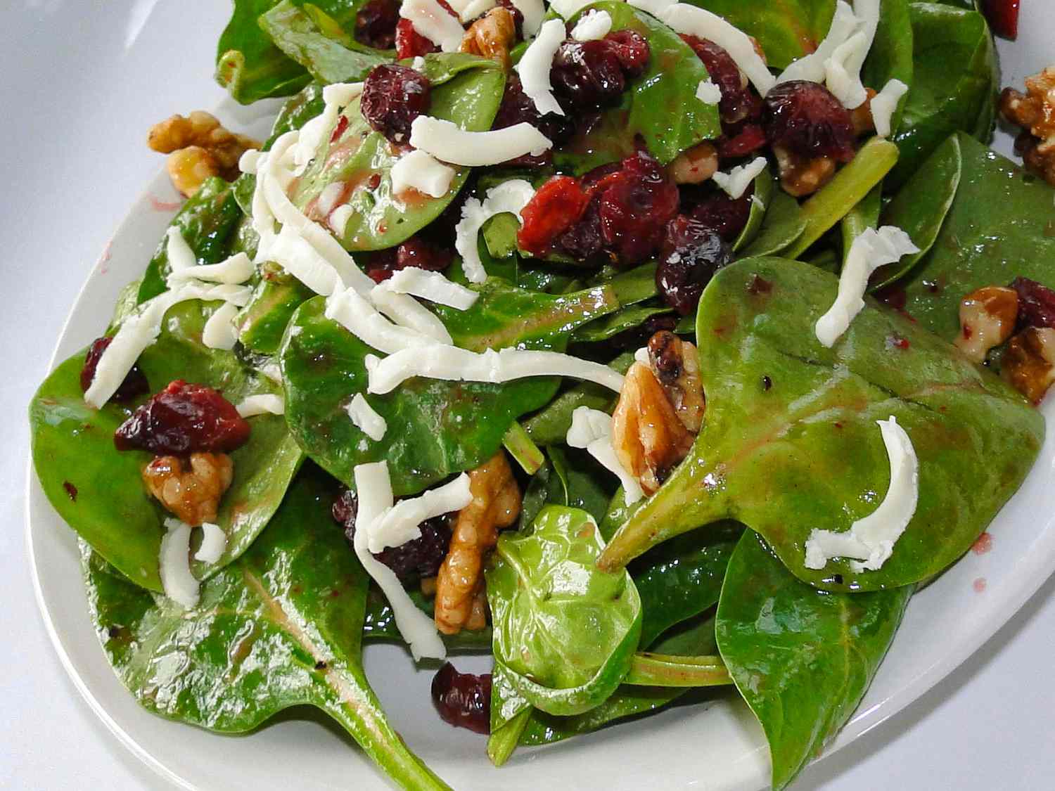 Salad rau bina nam việt quất đơn giản