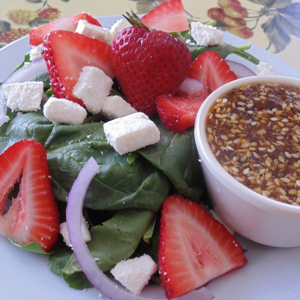 Salad rau bina và dâu tây với phô mai feta