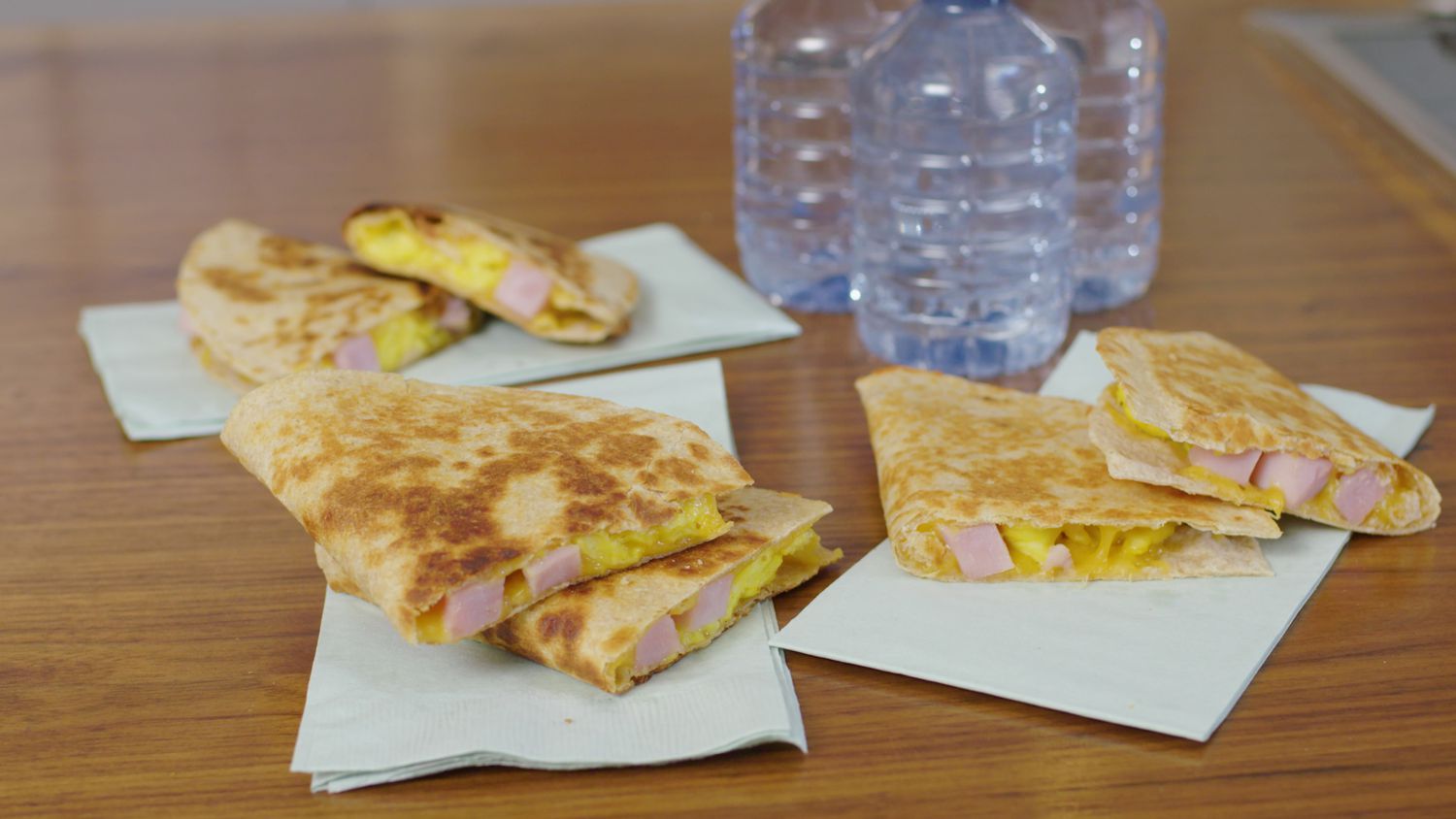 Ham, trứng và phô mai quesadillas