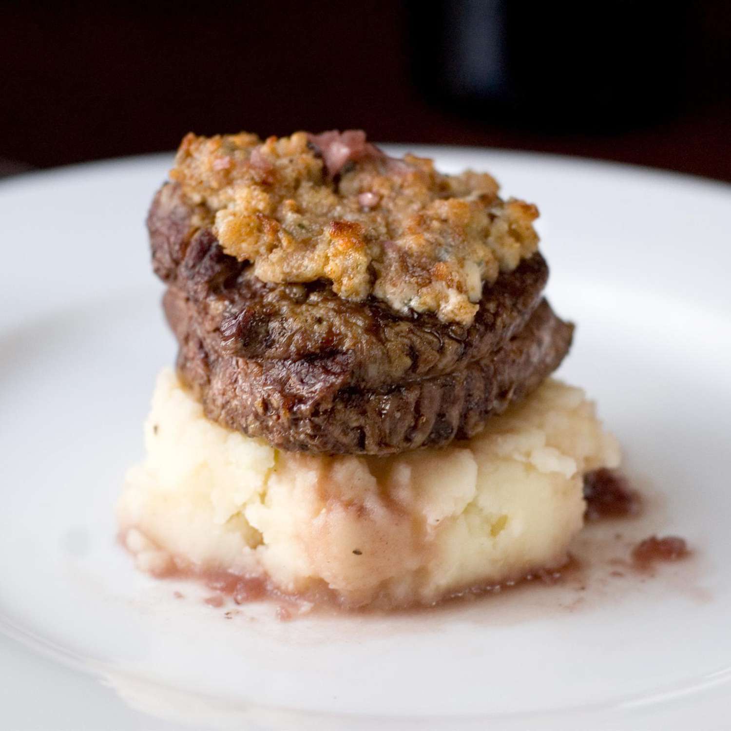 Blue Cheese Crusted Filet Mignon với Port Wine Sauce