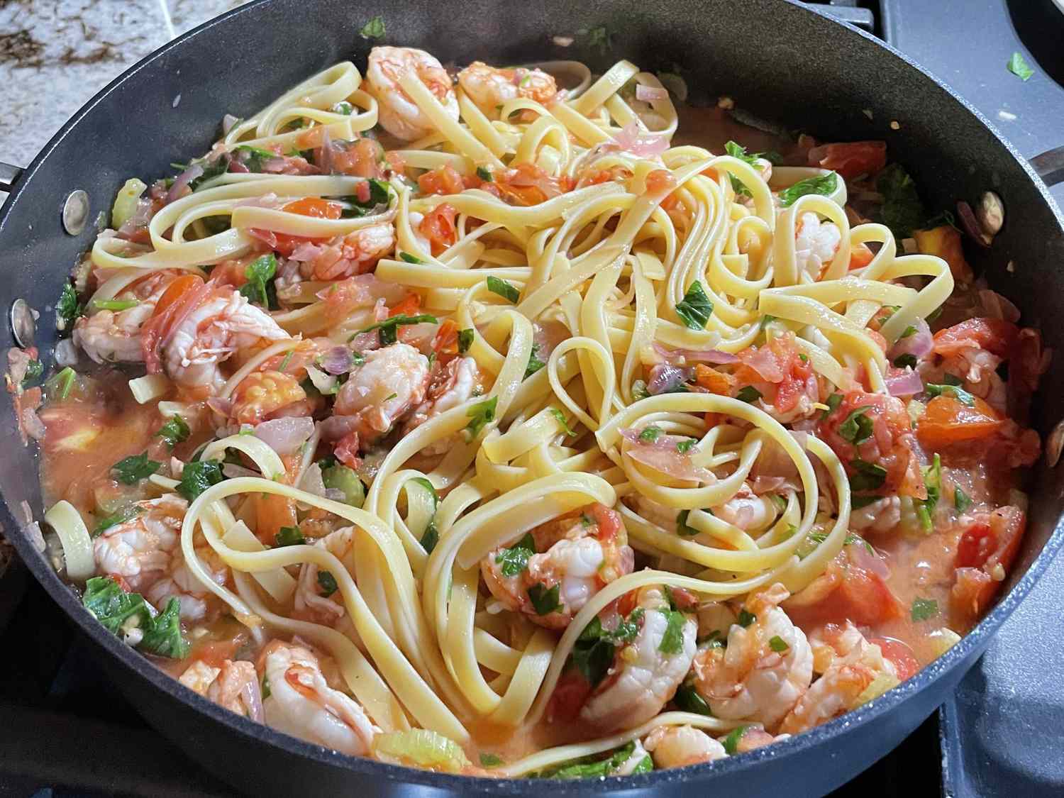 Tôm cay fettuccine với tỏi và cà chua