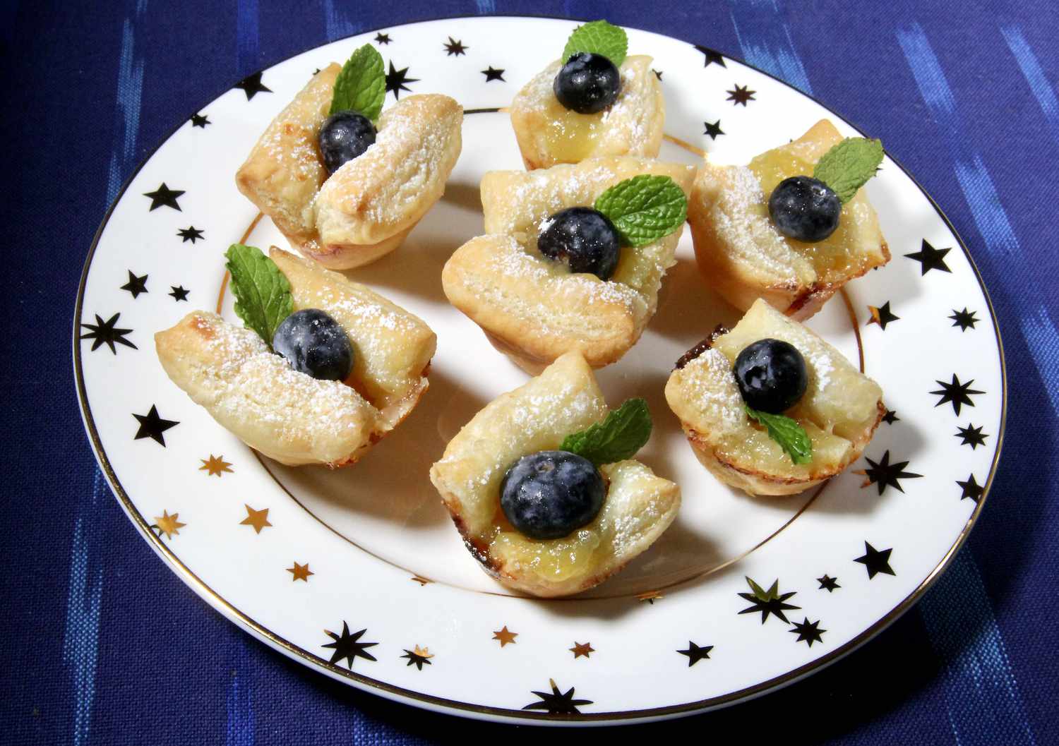 Brie, Lemon Curd và Blueberry Bites