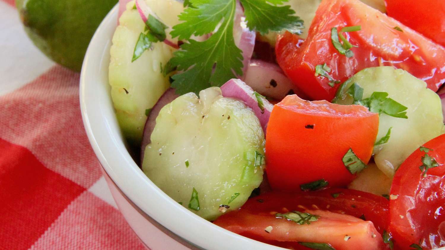 Salad dưa chuột, cà chua và hành tây đỏ