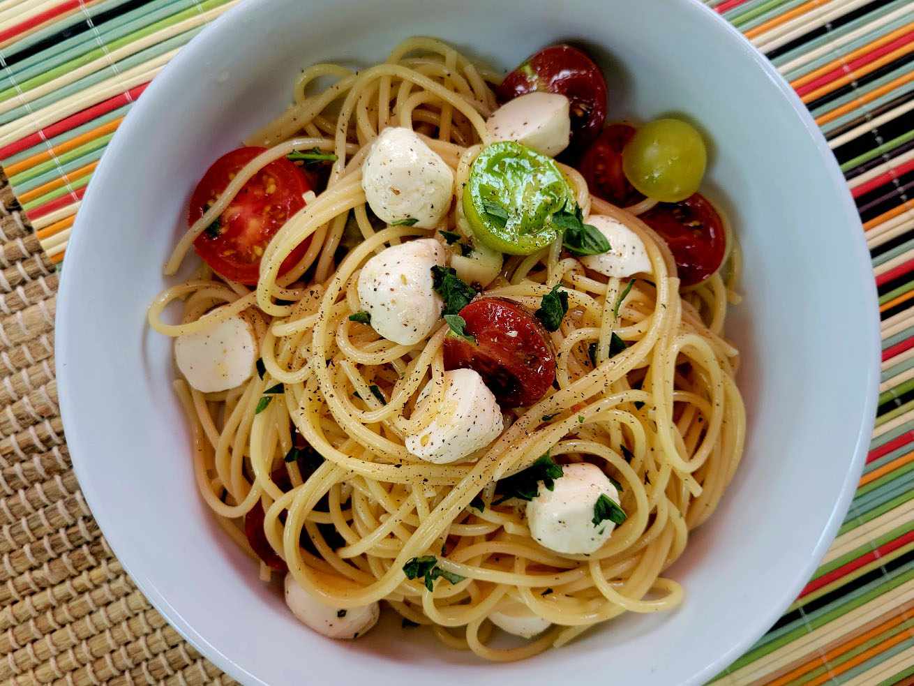 Caprese Pasta với Basil Basil Thái Lan