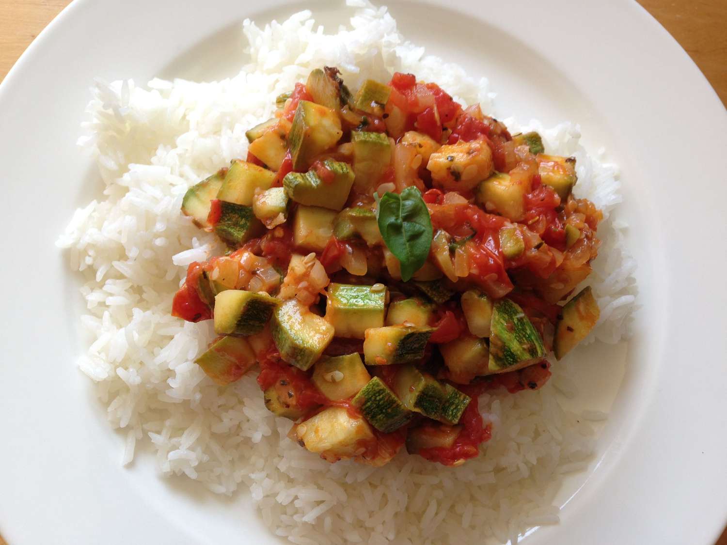 Dễ dàng món ăn bên zucchini-tomato