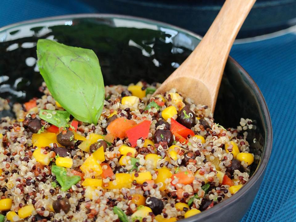 Đen đậu, ngô và quinoa salad