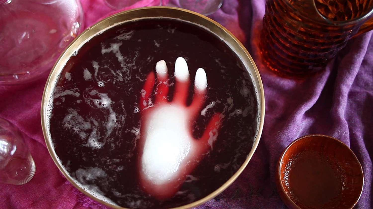 Halloween Punch với tay đóng băng