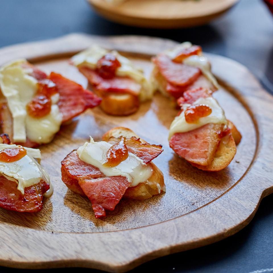 Ham và Brie Crostini với Fig Jam