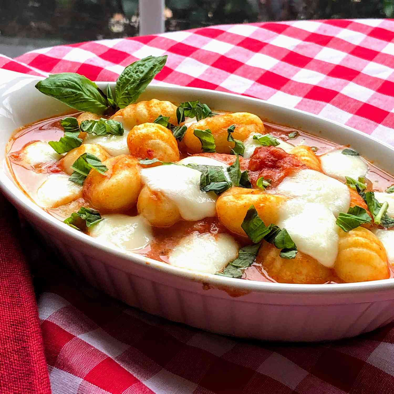 Gnocchi với nước sốt cà chua và mozzarella