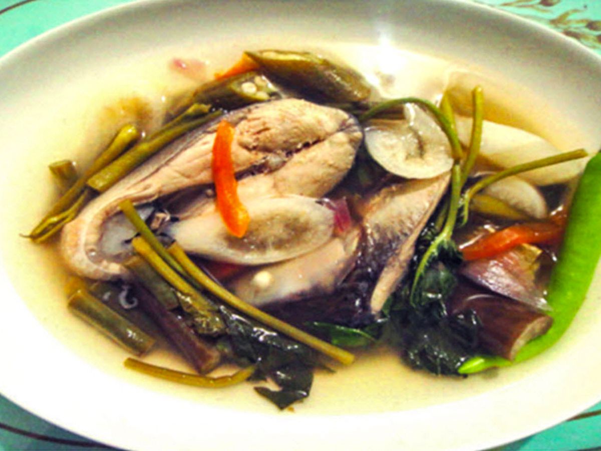 Sinigang na Bangus (cá sữa Philippines trong nước dùng me)