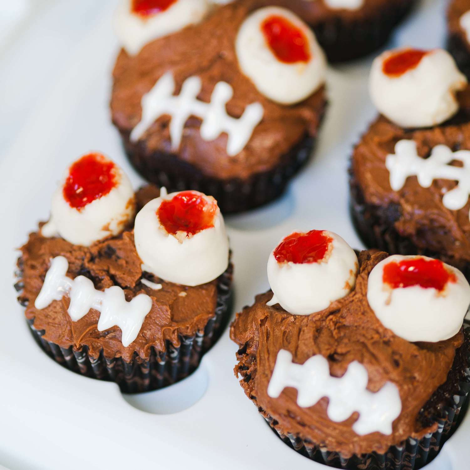 Cupcakes sô cô la Halloween với mắt đậu phộng Monster