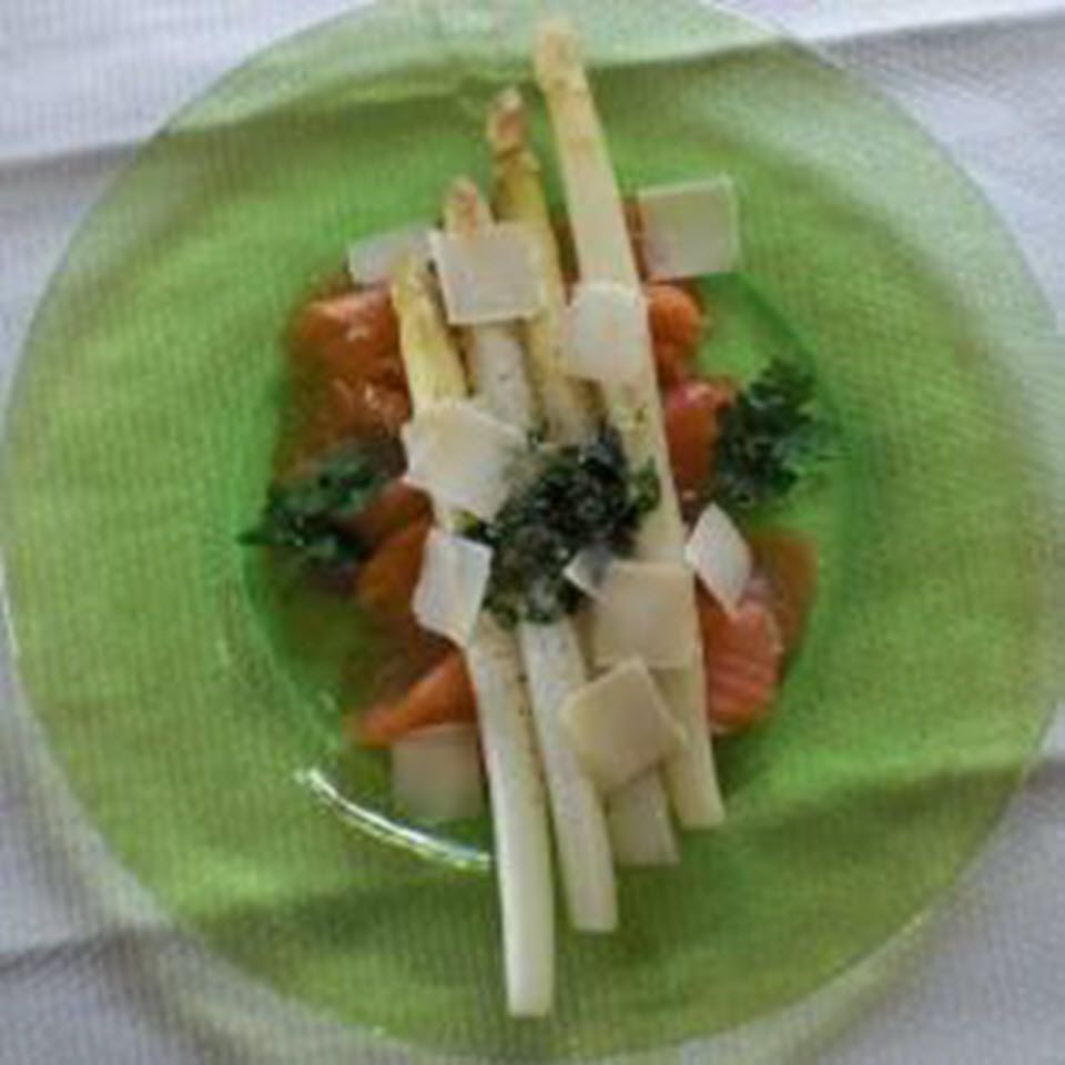 Spargel-antipasti mit lachs (măng tây trắng và cá hồi hun khói)