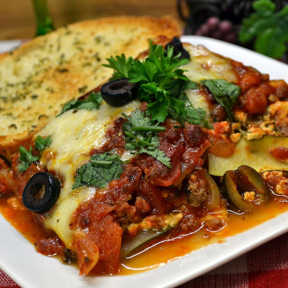 Zucchini lasagna với thịt bò và xúc xích