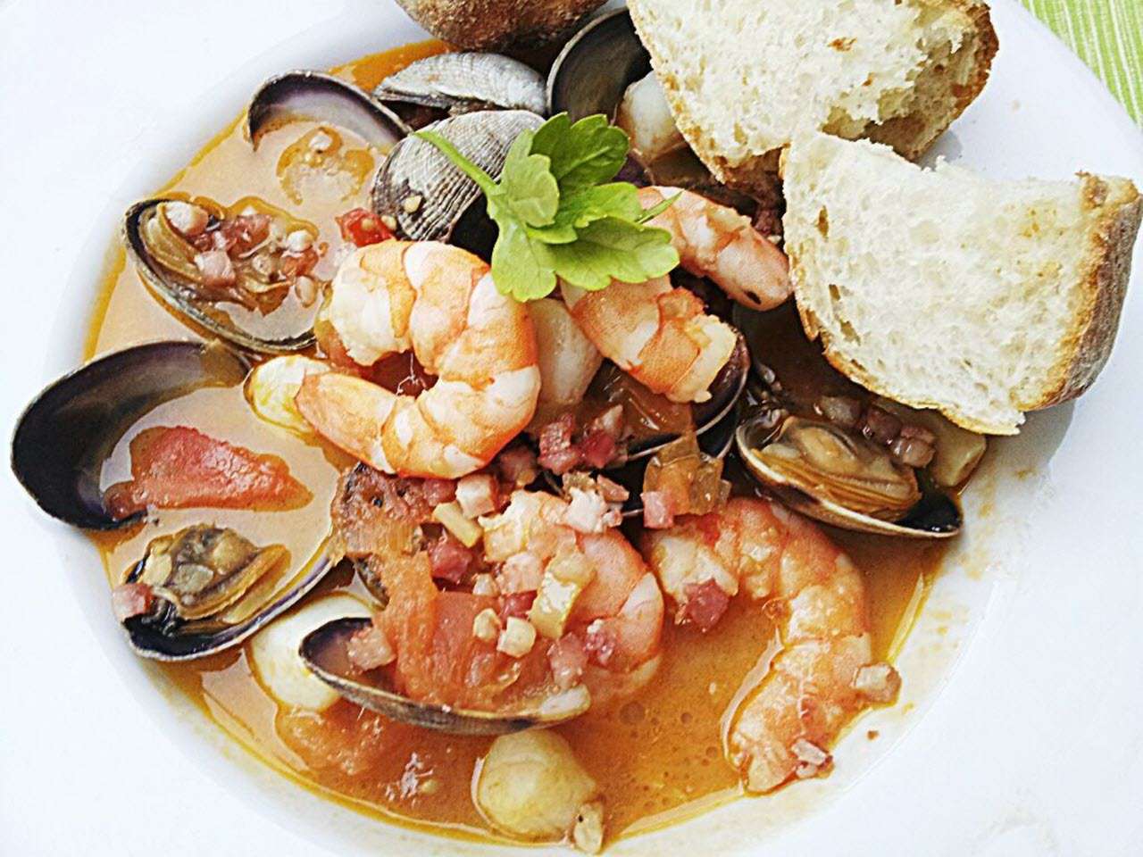 Zuppa di pesce e frutti di mare (súp hải sản Địa Trung Hải)