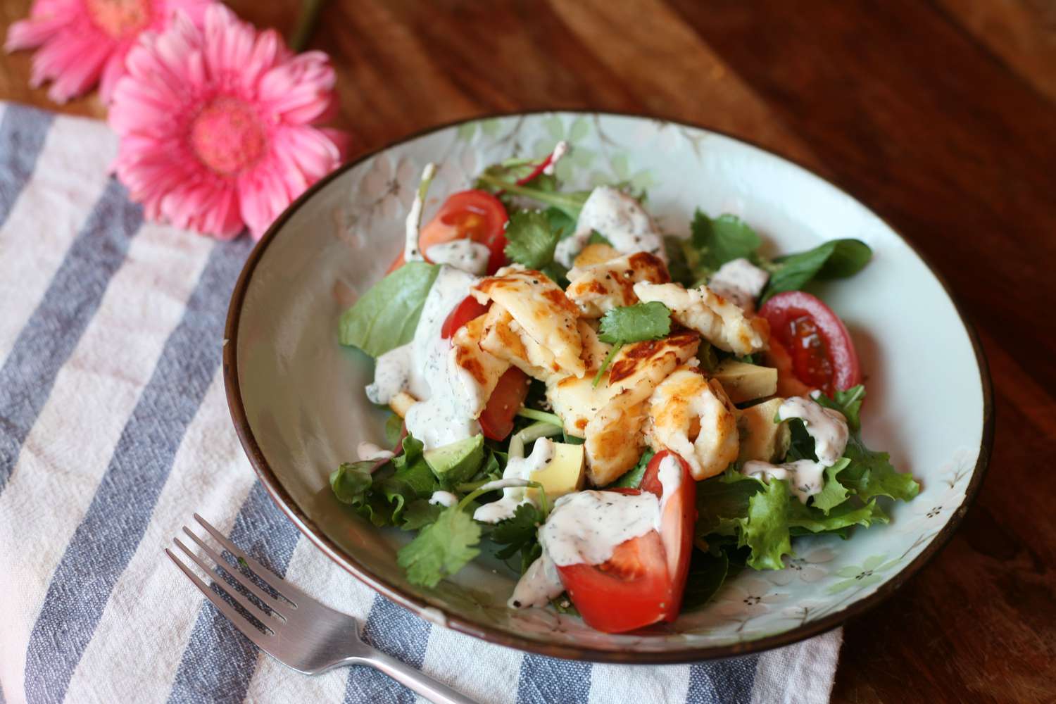 Salad đơn giản với Halloumi