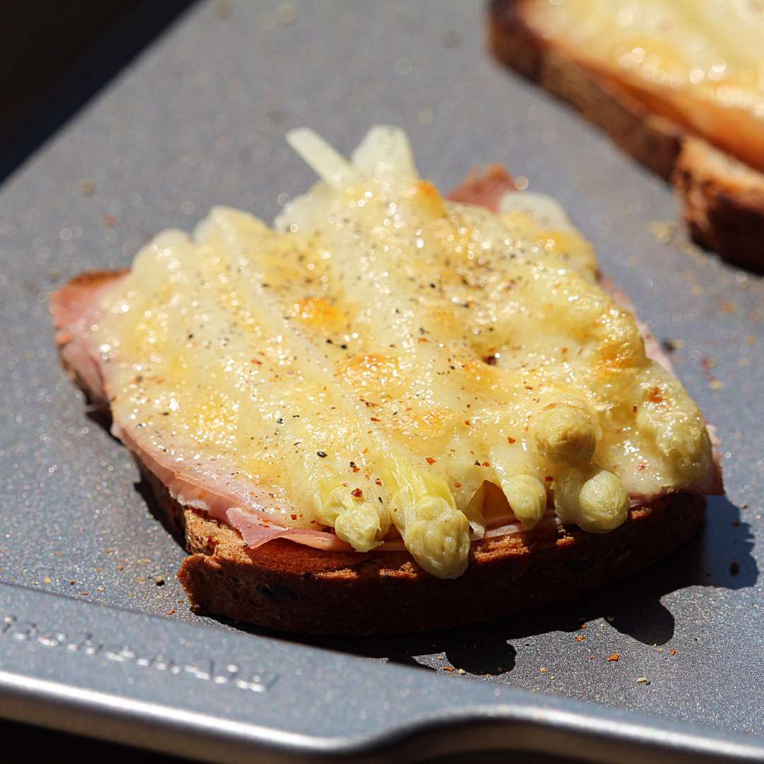 Berbackener Spargeltoast (măng tây trắng trên bánh mì nướng)