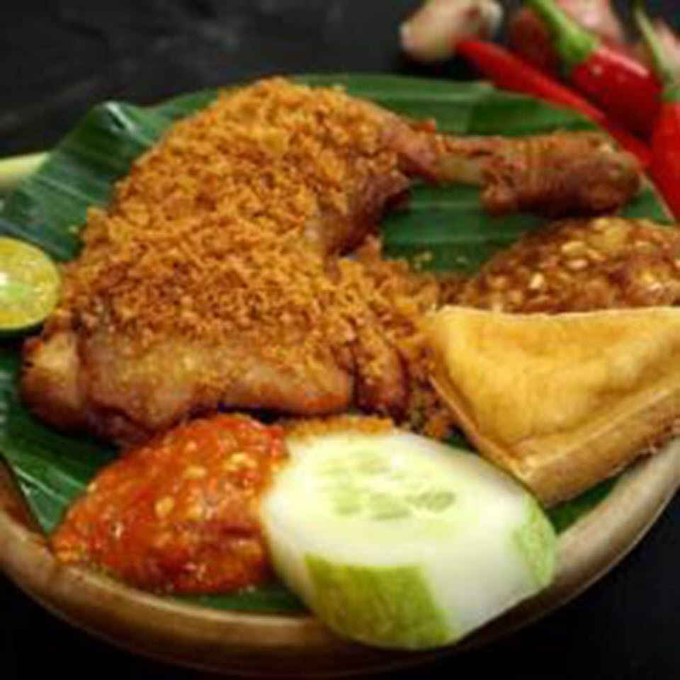 Ayam Penyet Pedas (gà Penyet cay Indonesia)