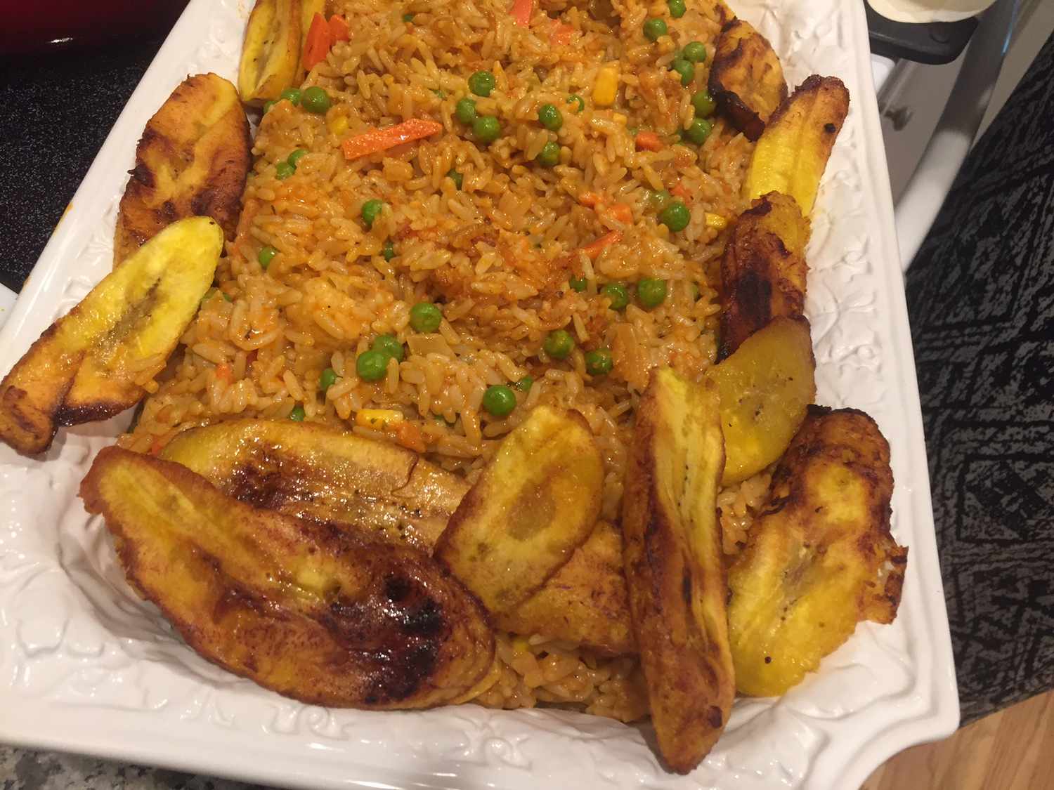 Nigeria jollof gạo với thịt gà và chuối chiên