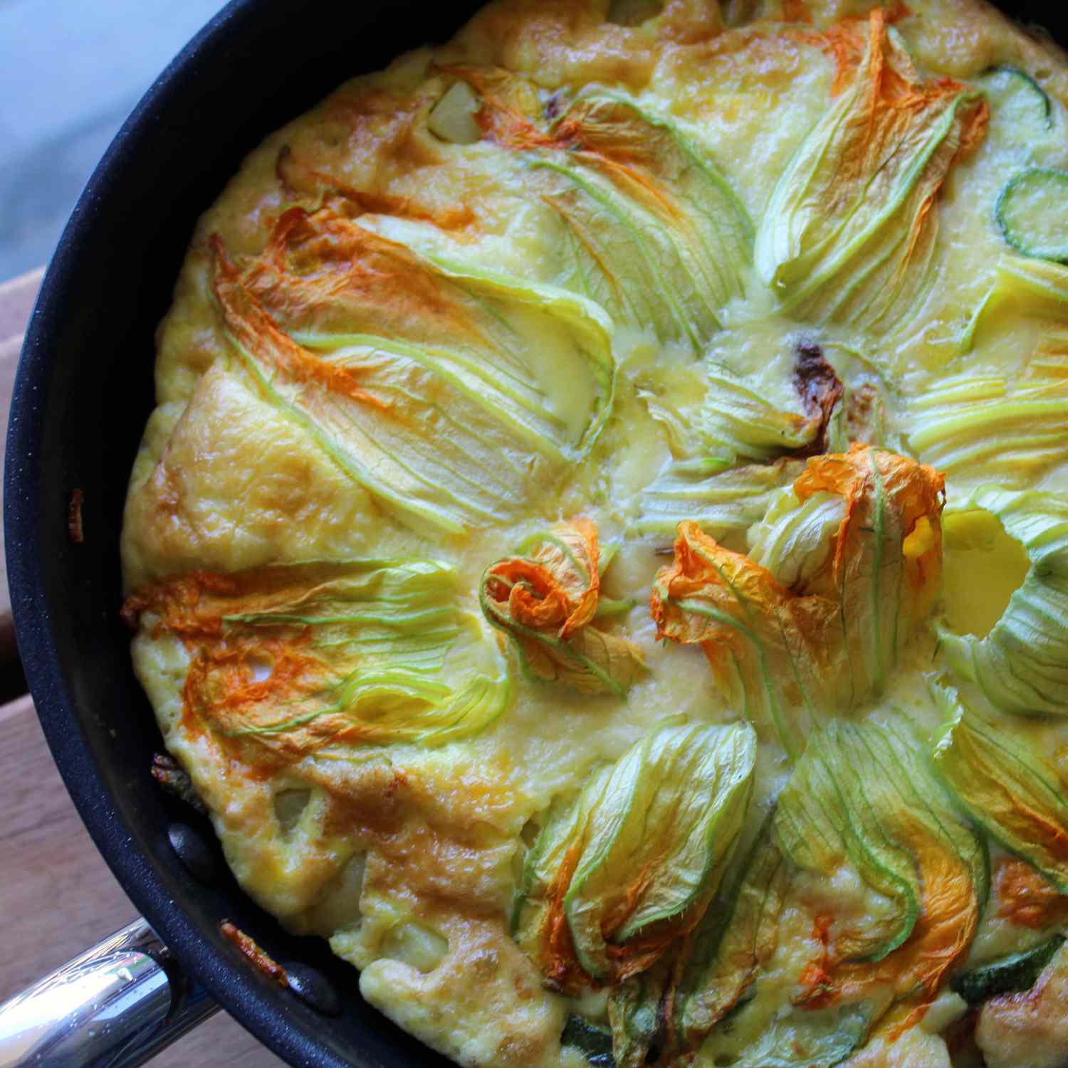 Frittata di zucchine e fiori di zucca (Zucchini frittata của Ý)